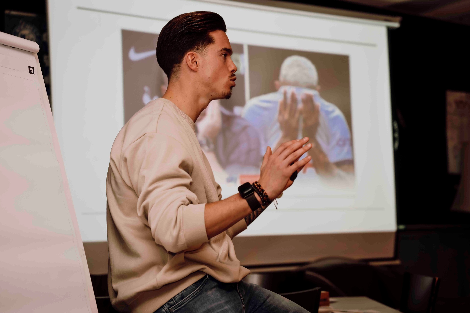 Thomas Marijnissen tijdens een workshop mentale weerbaarheid