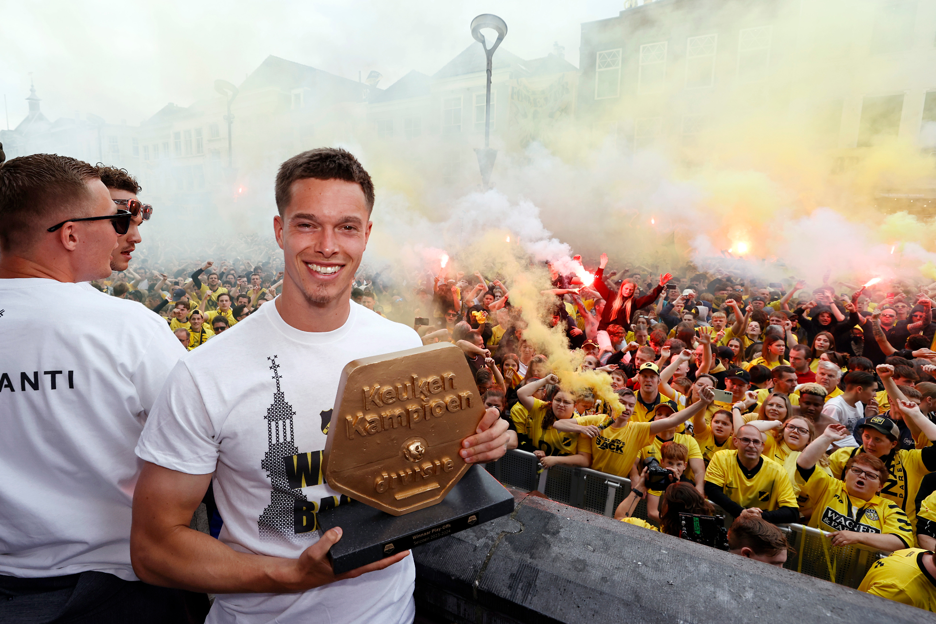 Thomas Marijnissen viert de promotie met de Keuken Kampioen Divisie schaal bij NAC Breda